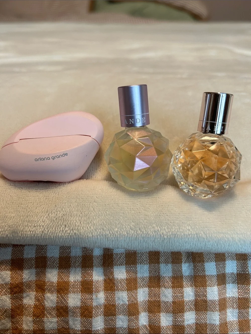 Ariana Grande includes mod